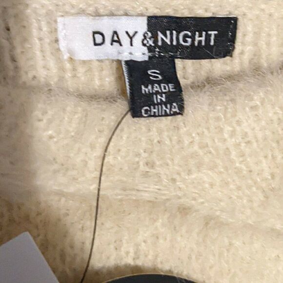 Day & Night Fuzzy Crop Cross Back Tank Bra Top Beige Cream Small NWT IST2124 - Picture 4 of 8